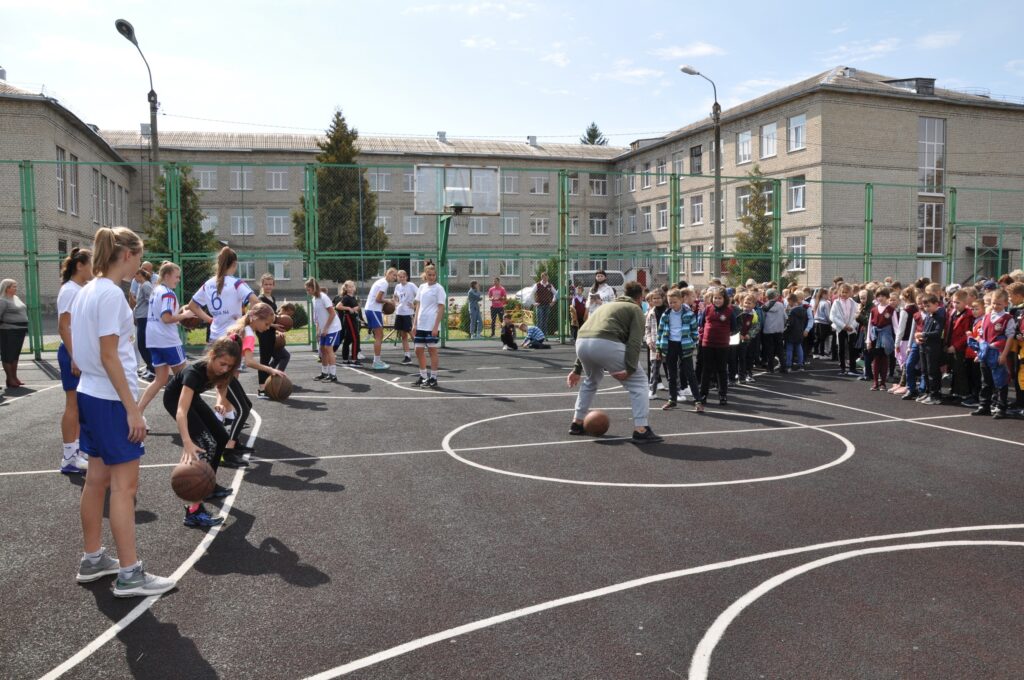 Рыльск курская область школа. Баскетбол Рыльск. Школа 3 Курск фото. Средняя школа 10 Курск. СОШ 1 Курск.